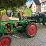 Ein alter Traktor steht am Hospitalplatz