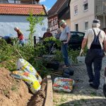 Ein GRaben wir augehoben, um dort eine HEcke zu pflanzen
