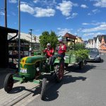 Alter Traktor vor eine Gärtnerei